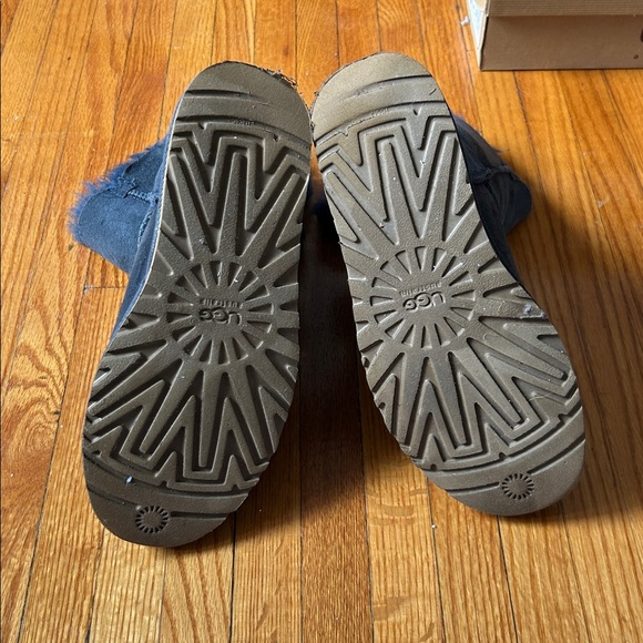 UGG Bailey Boots with Buttons - Picture 4 of 4